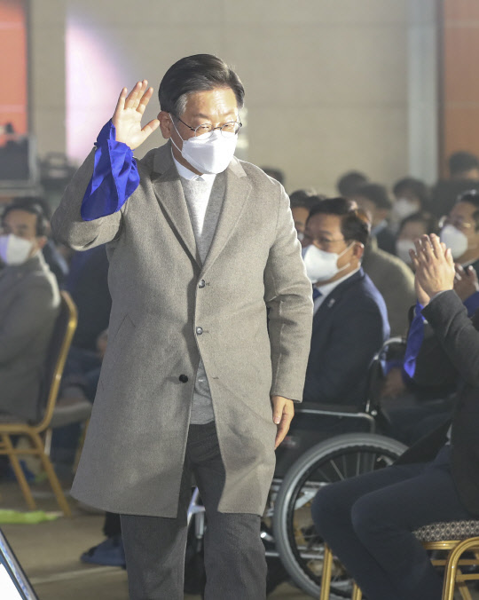 이재명 민주당 대선후보가 지난 7일 서울 용산구 백범김구기념관에서 열린 서울시 선대위 출범식에서 이동하며 인사하고 있다. 국회사진기자단=연합뉴스